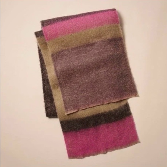 New! Amazon Essentials Women’s Textured knit Scarf/Shawl (2 available) - Picture 3 of 4